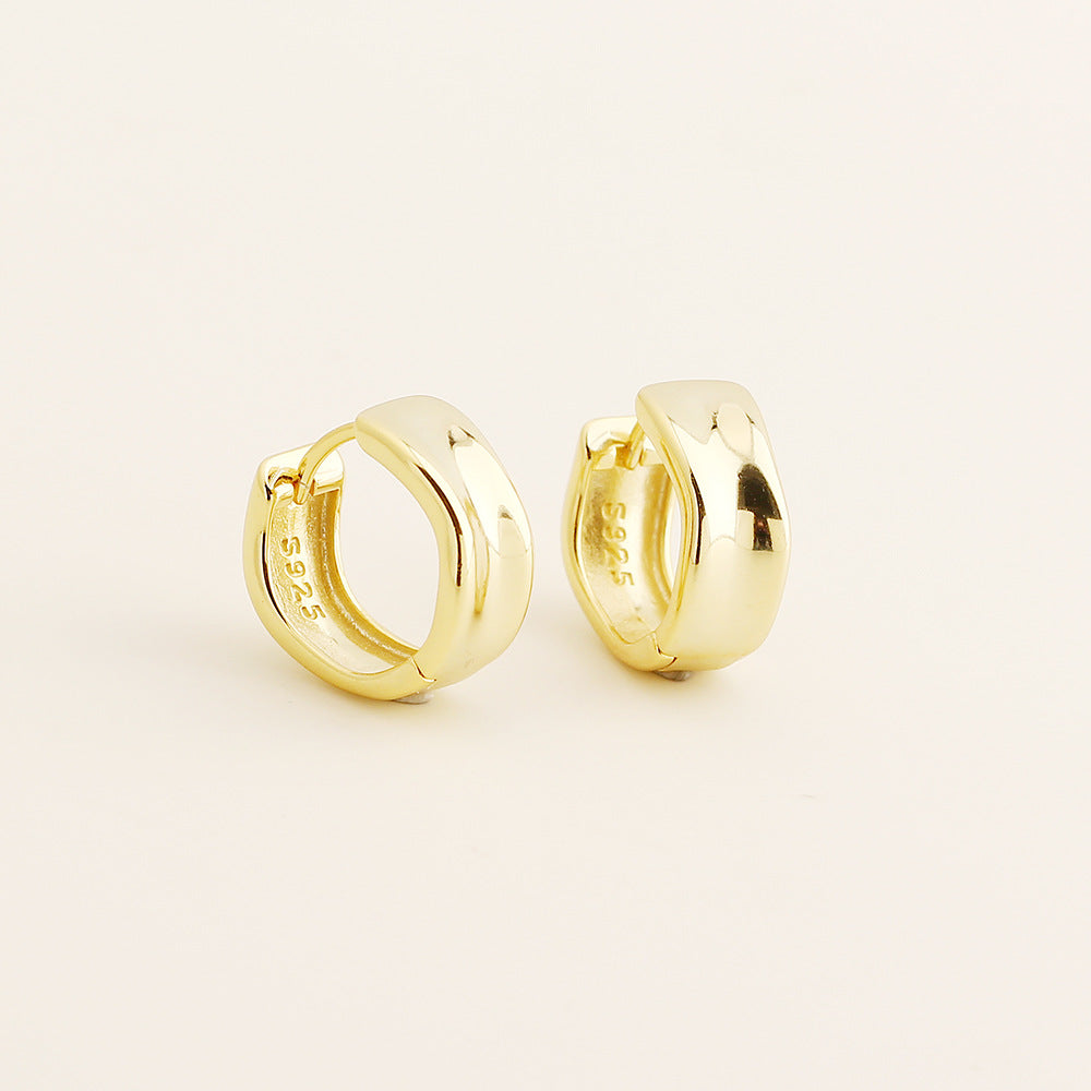 Gold Curved Huggie