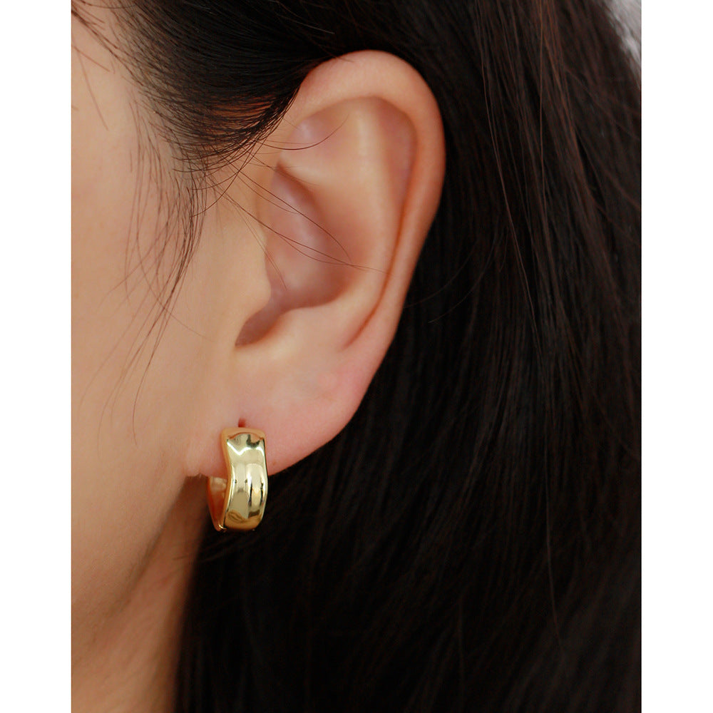 Gold Curved Huggie