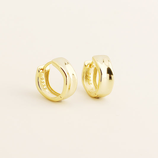 Gold Curved Huggie